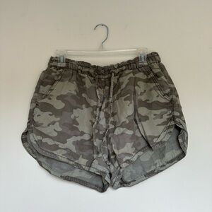 American Eagle Camo Shorts Large